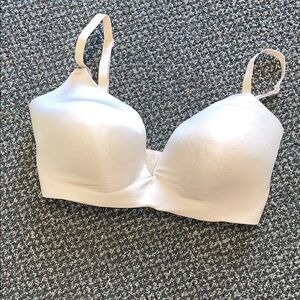 Gilligan & O’Malley Nursing Bra. Size 34D. Nude/Tan  EUC
